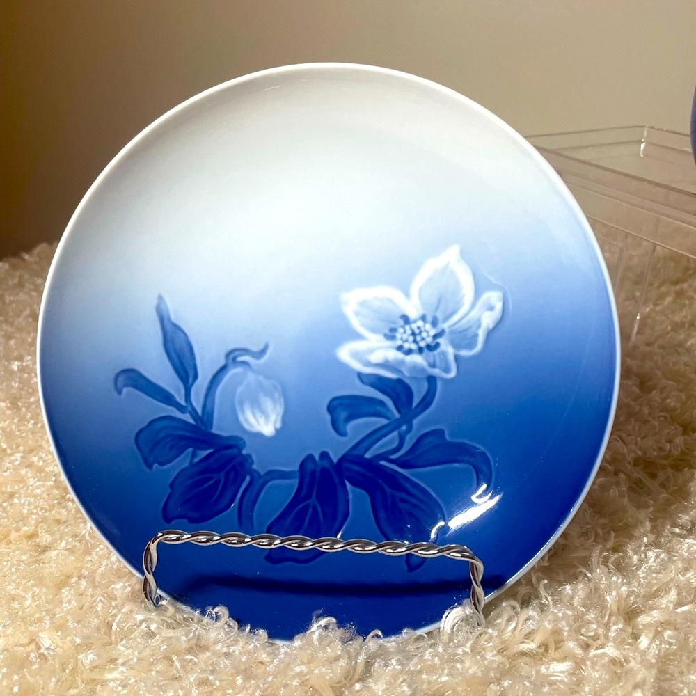 Vintage Bing & Grondahl Pedestal Candy or Nut Dish Blue and White Denmark 382